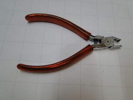 Zange mit braunen Griffen
