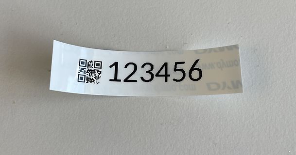 Aufkleber mit QR-Code und Nummer