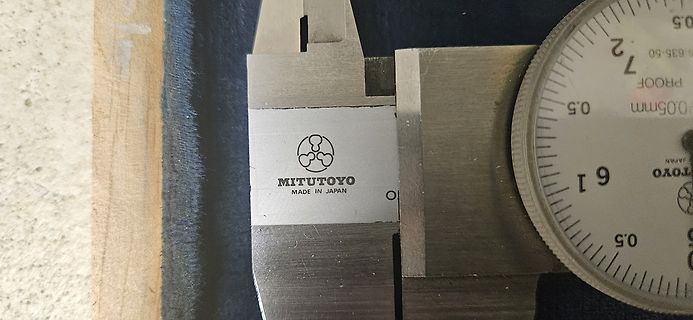 Nahaufnahme eines Mitutoyo Messschiebers