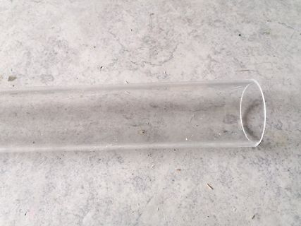 Transparentes Glasröhrchen auf Untergrund