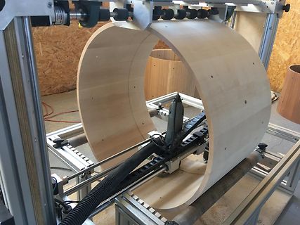 CNC-Fräse bearbeitet ein kreisförmiges Holzbauteil