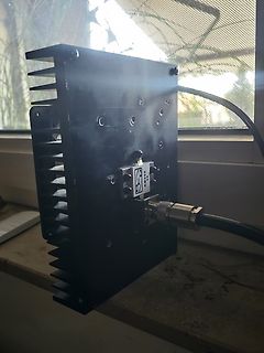 Elektronikbauteil mit Kühlkörper und Kabelanschluss