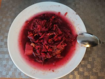 Schüssel mit Rote-Bete-Suppe und Löffel