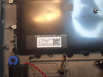 Aufkleber auf Gehäuse eines LG Laptops