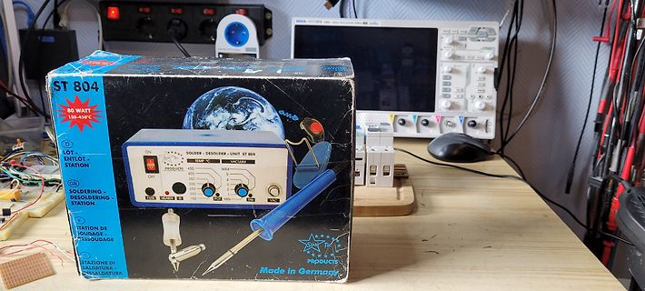 Verpackung einer ST 804 Lötstation und Oszilloskop im Hintergrund