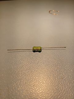 Ein einzelnes elektronisches Bauteil auf einer Oberfläche