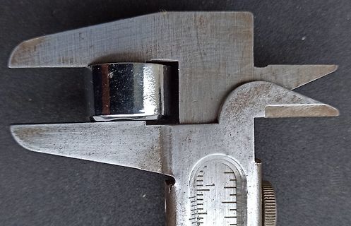 Messung eines Metallzylinders mit Messschieber