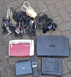 Elektronikgeräte und Kabel auf Pflastersteinen