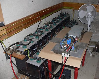 Batteriebank mit Laderegler und Verkabelung