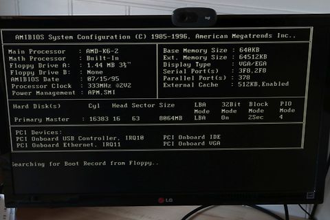 Abfotografierter Computer-Bildschirm mit BIOS-Konfiguration