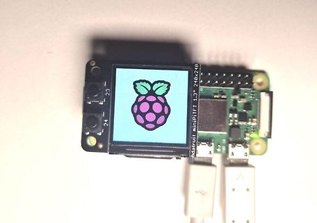 Adafruit miniPiTFT Display mit Raspberry Pi Logo