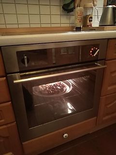 Ein Backofen mit Essen darin