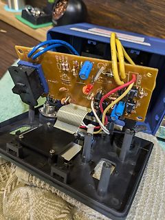 Geöffnetes elektronisches Gerät mit Leiterplatte und Kabeln