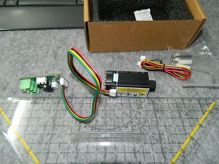 Schrittmotor mit Treiberplatine und Lineal