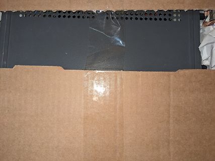 Schwarzes Gehäuse in Kartonverpackung