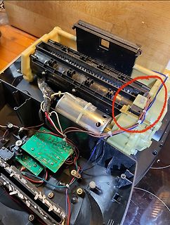 Innenansicht eines geöffneten elektronischen Geräts mit Motor und Platine
