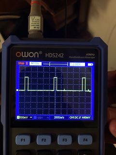Handheld-Oszilloskop mit Rechtecksignal auf Display