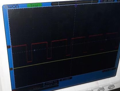 Abfotografiertes Oszilloskop mit Rechtecksignal