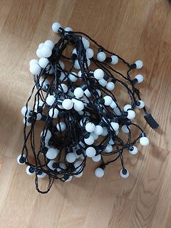 Lichterkette mit weißen Kugeln
