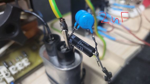Elektronische Bauteile und Kondensatoren auf Aufbau