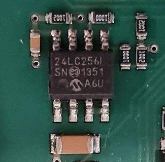 Nahaufnahme eines EEPROM-Chips auf einer Leiterplatte