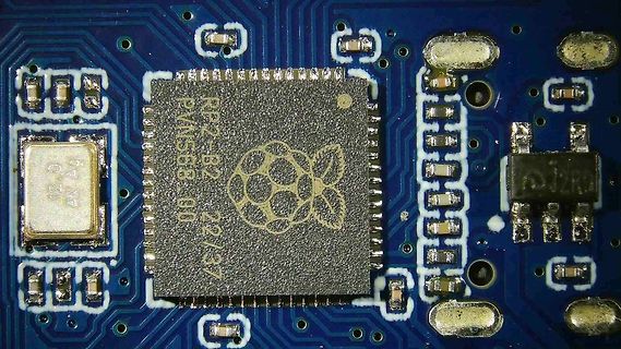Nahaufnahme eines Raspberry Pi RP2040 Mikrocontrollers