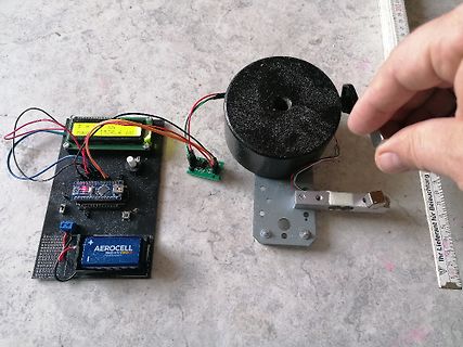 Elektronischer Aufbau mit Display, Mikrocontroller und Motor