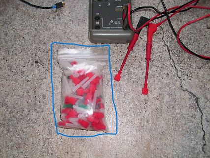 Messspitzen in Plastikbeutel und Multimeter