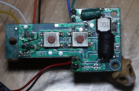 Foto einer Leiterplatte mit elektronischen Bauteilen