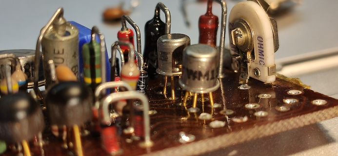 Nahaufnahme einer bestückten Leiterplatte mit elektronischen Bauteilen