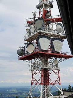 Sendemast mit Antennen und Richtfunkantennen