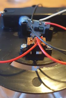 Freie Verdrahtung mit roten und schwarzen Kabeln auf Platine