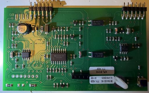 Foto einer grünen Leiterplatte mit elektronischen Bauteilen