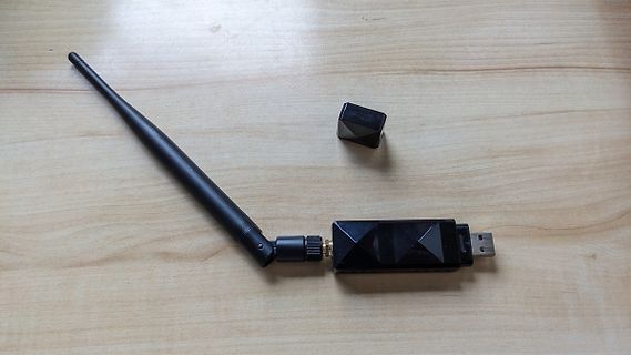 USB-WLAN-Adapter mit abmontiertem Antennenmodul