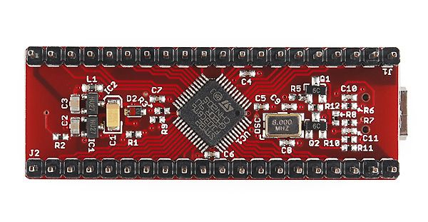 Rote Leiterplatte mit Mikrocontroller und SMD-Bauteilen
