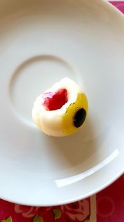 Bunter kleiner Snack auf weißem Teller