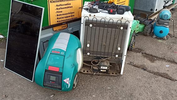 Verschiedene Elektrogeräte und Schrott auf dem Boden