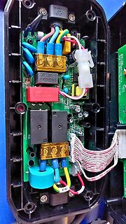 Innenansicht eines geöffneten elektronischen Geräts mit Leiterplatten