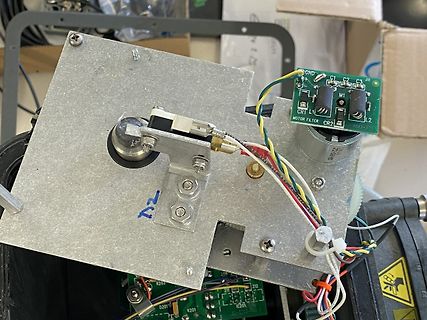 Elektronikaufbau mit Leiterplatte und Verkabelung