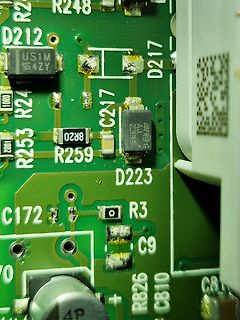 Nahaufnahme einer grünen Leiterplatte mit elektronischen Bauteilen