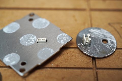 Metallische Bauteile auf Holzuntergrund