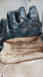 Schwarzer Arbeitshandschuh mit weißem Stoffgelenk