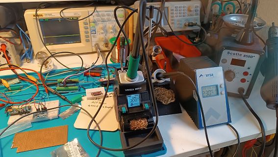 Elektronik-Arbeitsplatz mit Oszilloskop, Lötstation und Messgeräten