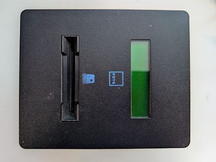 Nahaufnahme eines schwarzen elektronischen Geräts mit Display