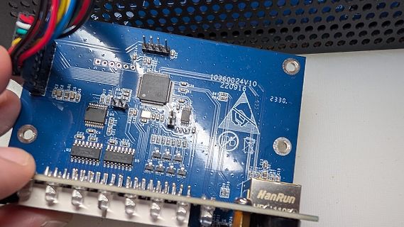 Nahaufnahme einer blauen Leiterplatte mit integriertem Ethernet-Modul