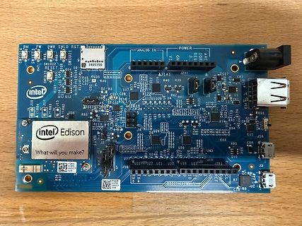 Intel Edison Entwicklungsboard auf Holzuntergrund