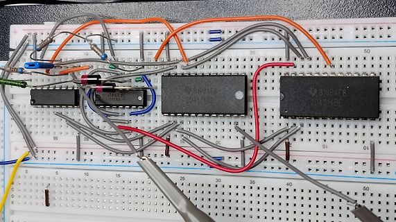 Aufbau auf Breadboard mit integrierten Schaltkreisen