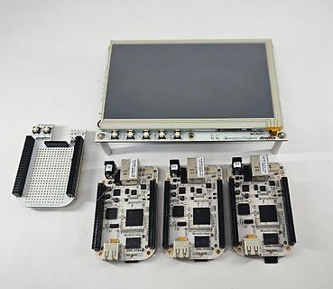 Circuits PCB mit Display und drei Mikrocontroller-Boards