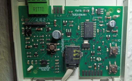 Grüne Leiterplatte mit elektronischen Bauteilen