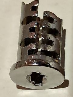 Metallisches Bauteil mit Schlitzen